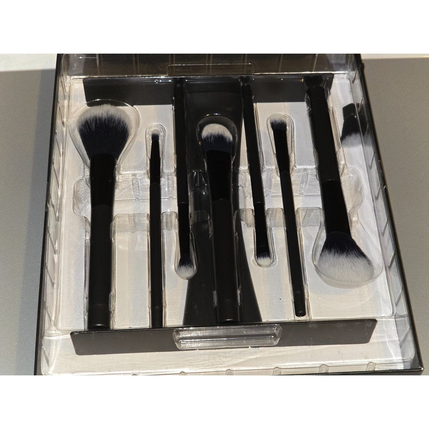 Magic Magnet 7-Piece Makeup Brush Set With Stand For Face & Eyes