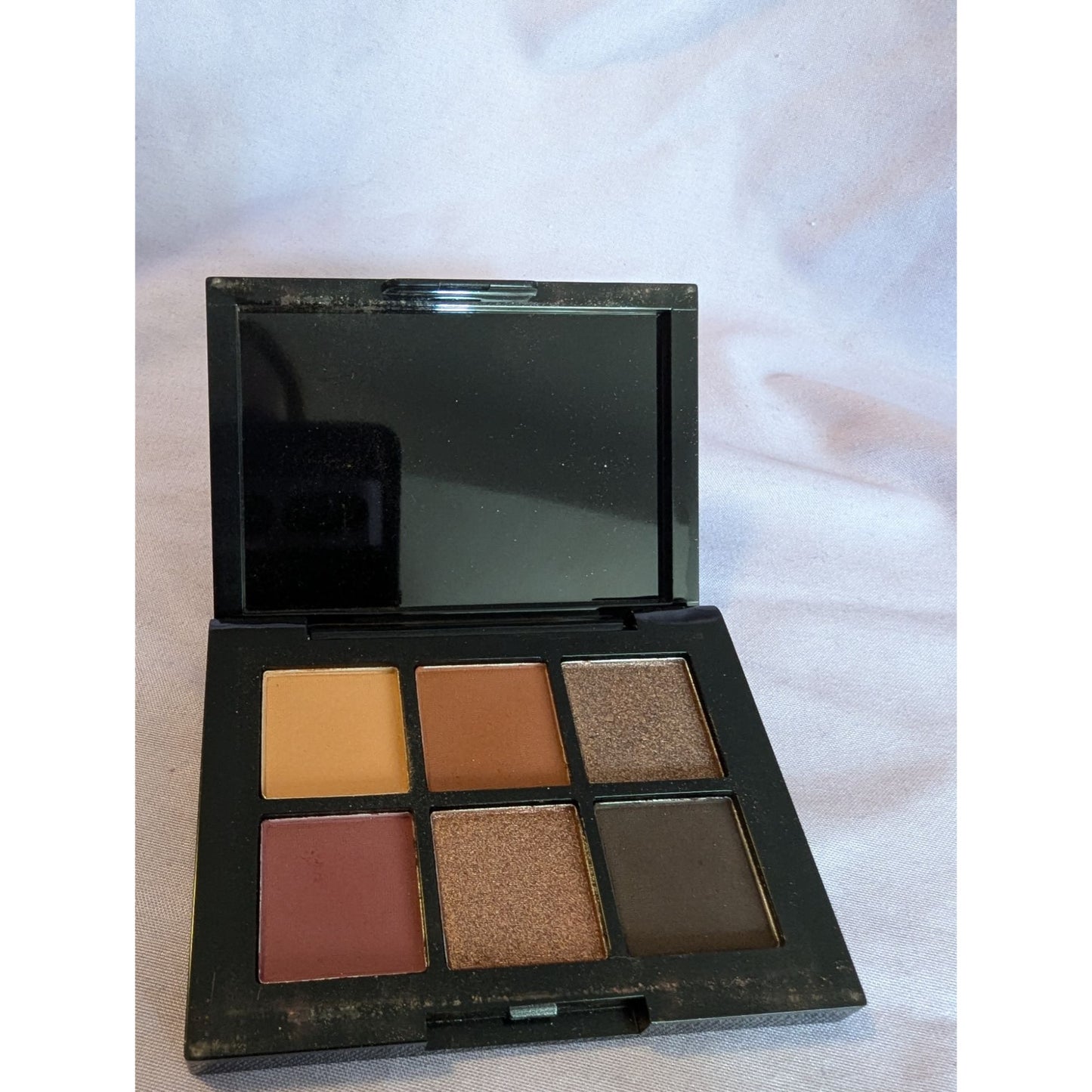 Beauty Vaulte Eyeshadow Palette With 6 Rich Neutral & Bold Shades