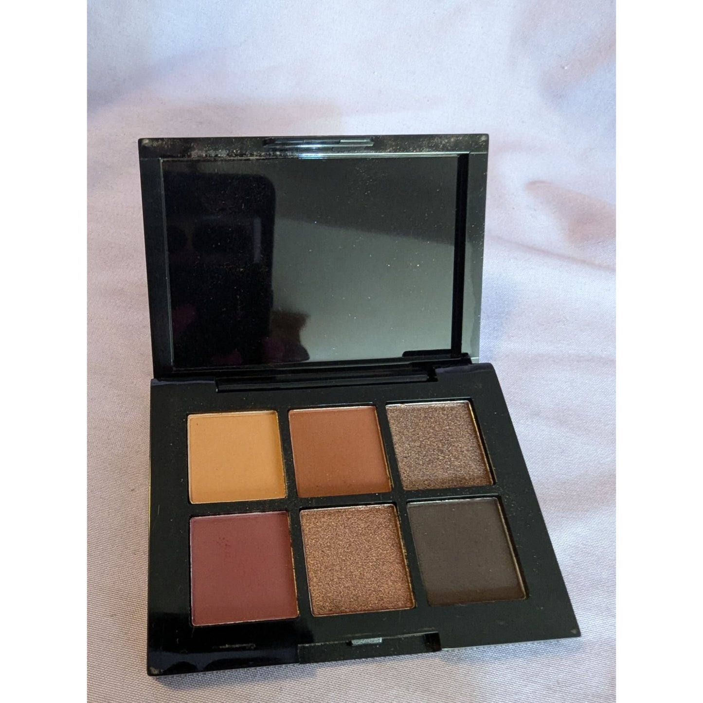 Beauty Vaulte Eyeshadow Palette With 6 Rich Neutral & Bold Shades