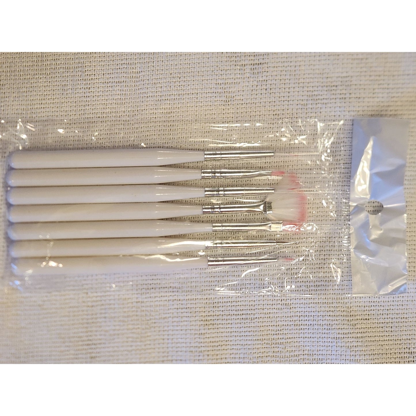 7 Piece White Handle Nail Art Brush Set For Detailed Nail Design & Manicure