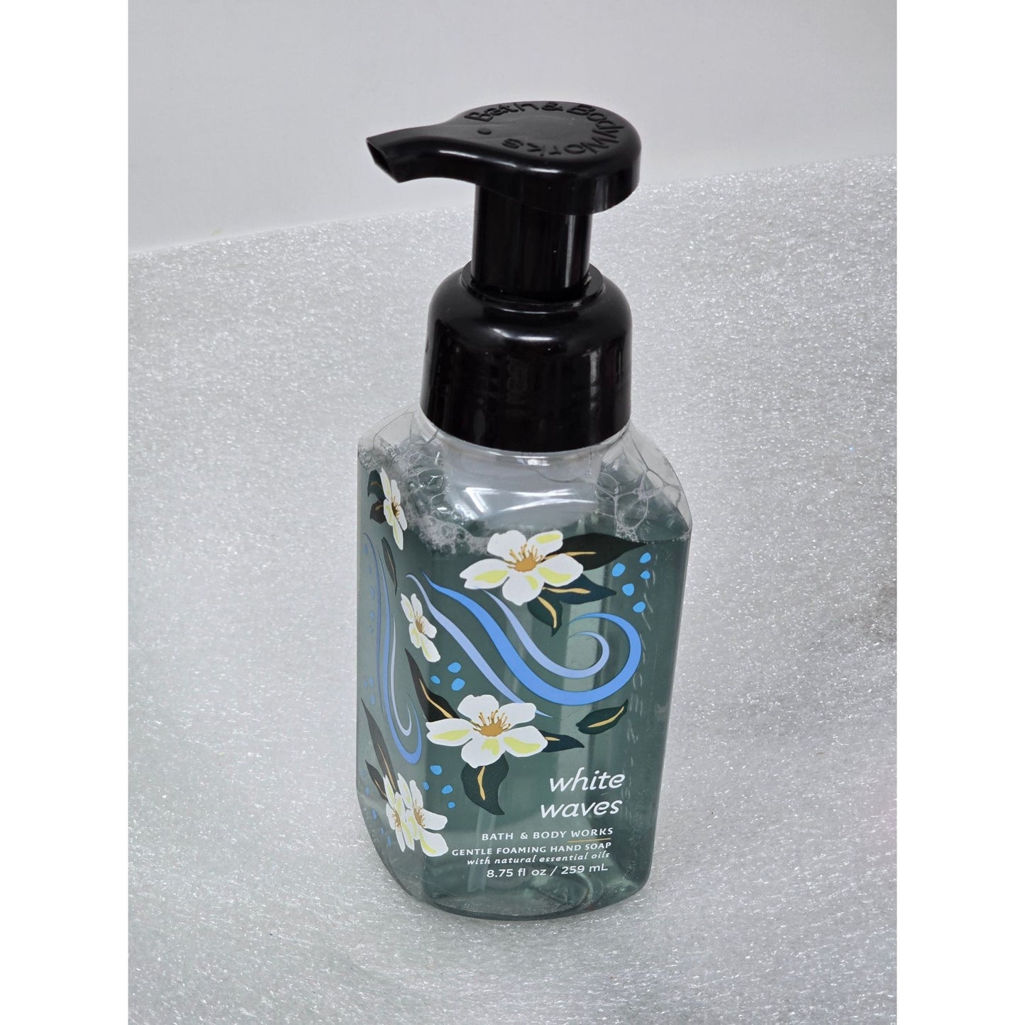 Bath & Body Works White Waves Gentle Foaming Hand Soap 8.75 Oz Essential Oils