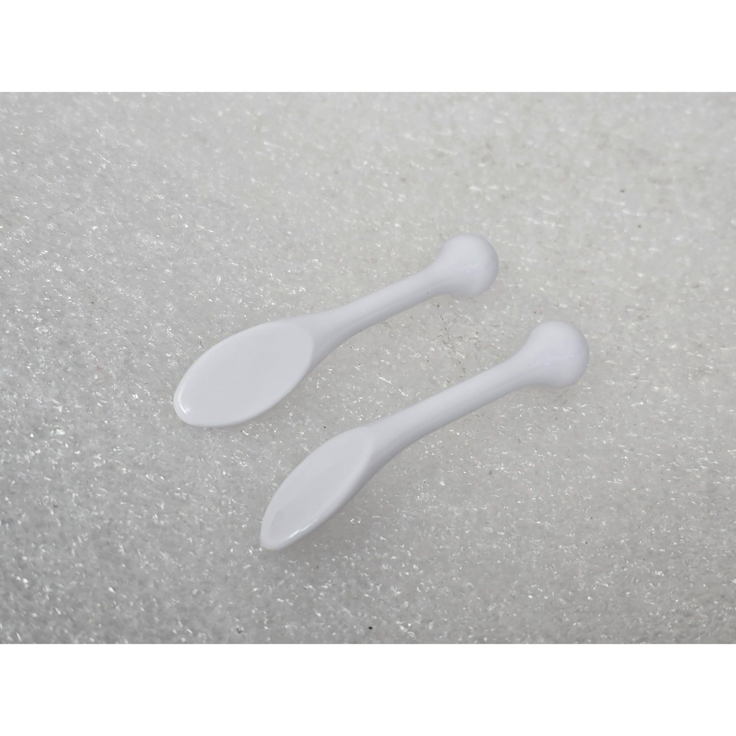 Set 2 Cosmetic Spatulas White Plastic Skincare Applicator Spoon Cream Scoop Tool