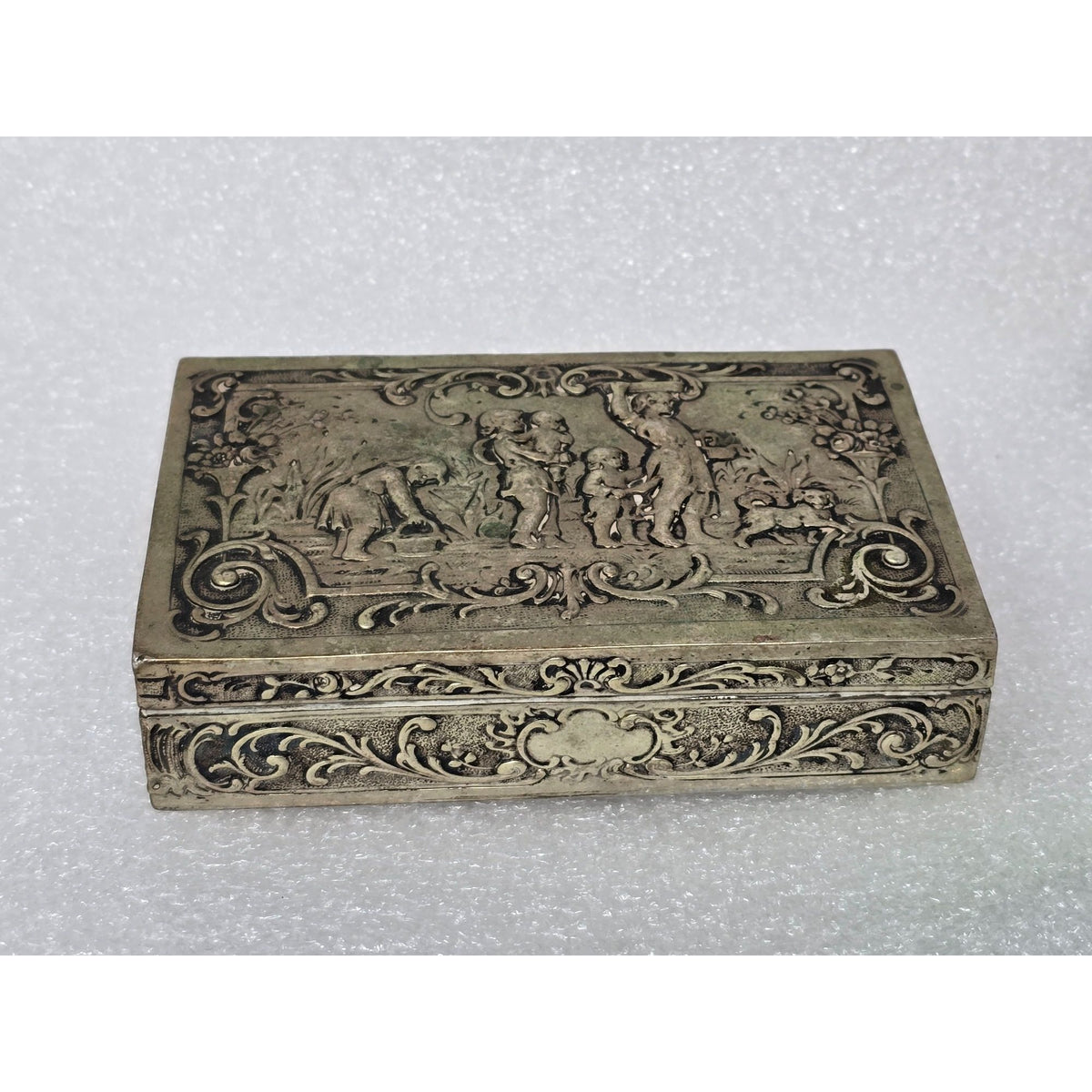 Antique Friedrich Reusswig Hanau 800 Silver Repousse Putti Vanity Box 254 g