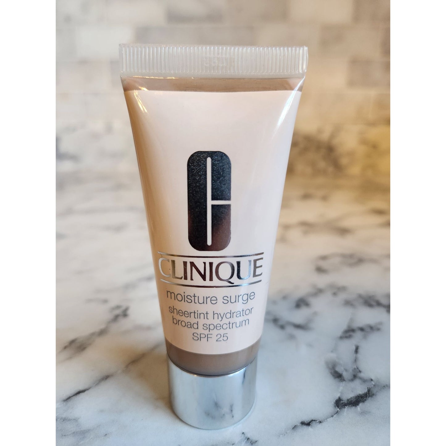 Clinique Moisture Surge Sheertint Hydrator Universal Light Medium 40ml