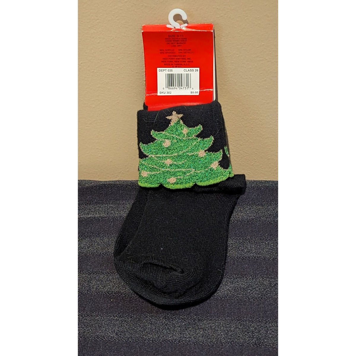 Christmas Holiday Socks With Festive Tree Design Happy Holidays Size 9-11